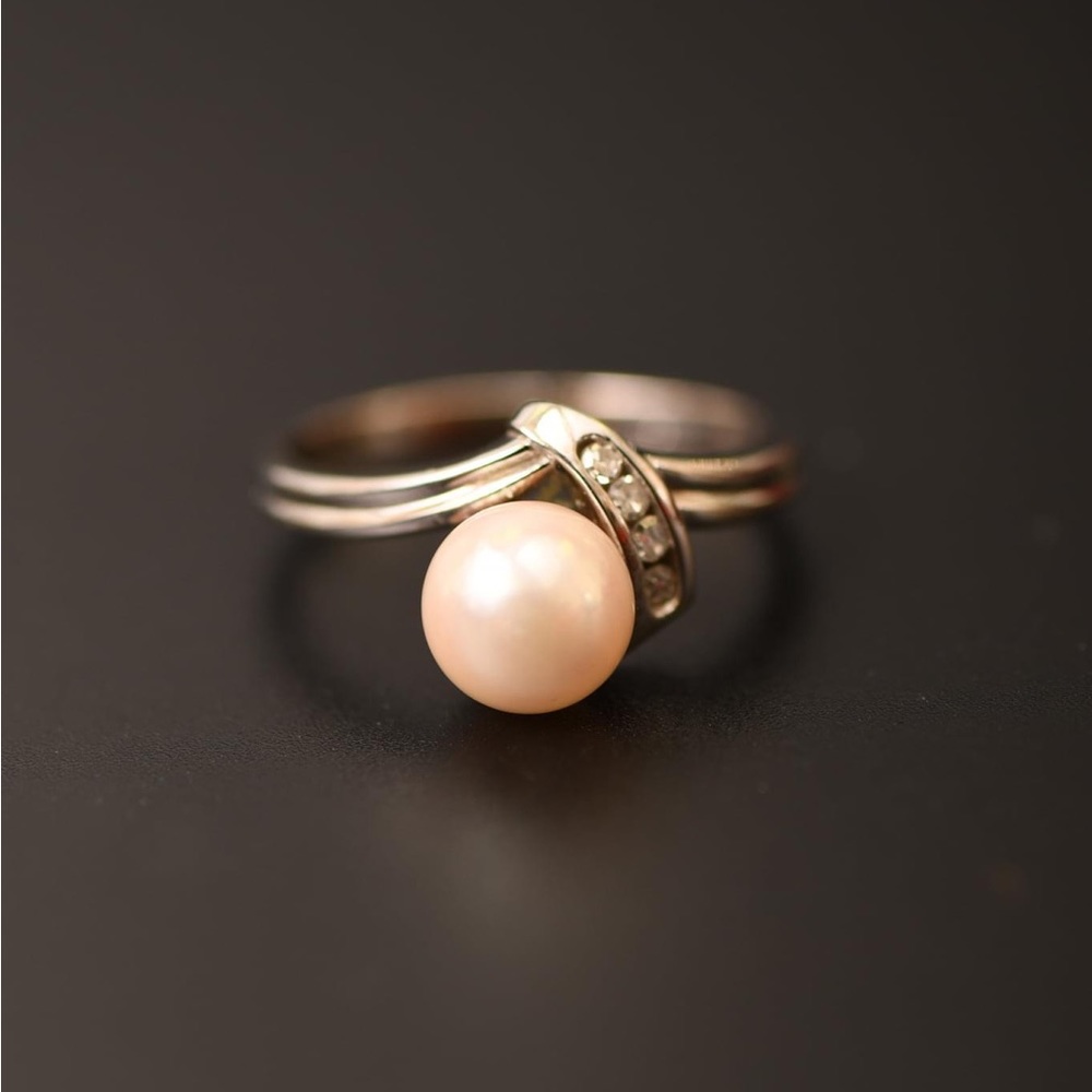 White Gold Pearl w/ Diamond Ring